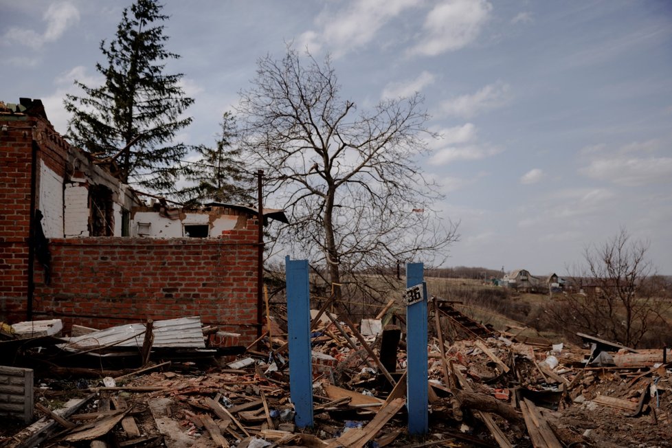 Zničená vesnice Jakovlivka se vzpamatovává z útoku ruských jednotek (11.4.2022)