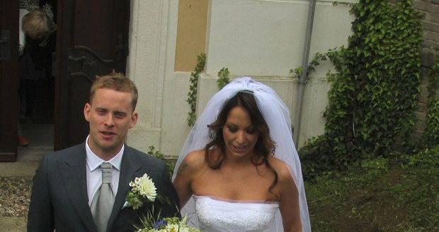 Agáta ve svatebním po boku svého manžela Jakuba Prachaře