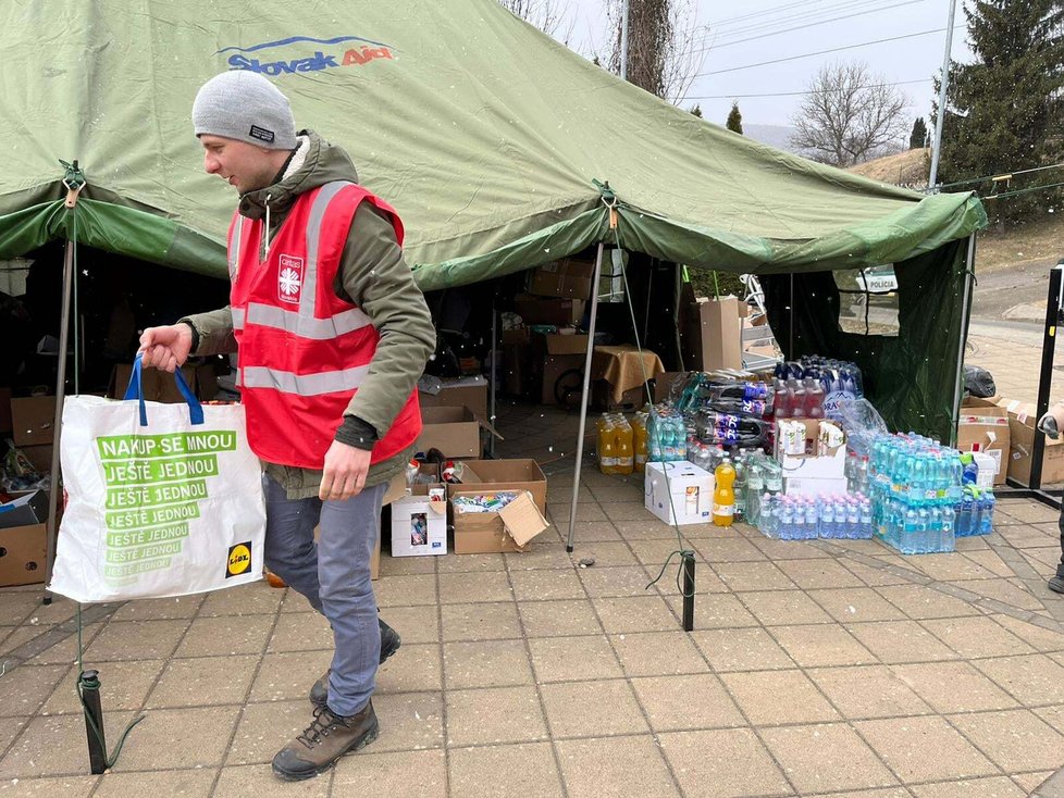 Polní podmínky humanitární pomoci ve městě Ubľa, na slovensko - ukrajinské hranici.