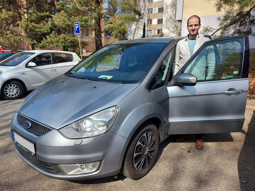 Jakub Ghanem u svého auta, se kterým se již dvakrát vydal na slovensko - ukrajinskou hranici.