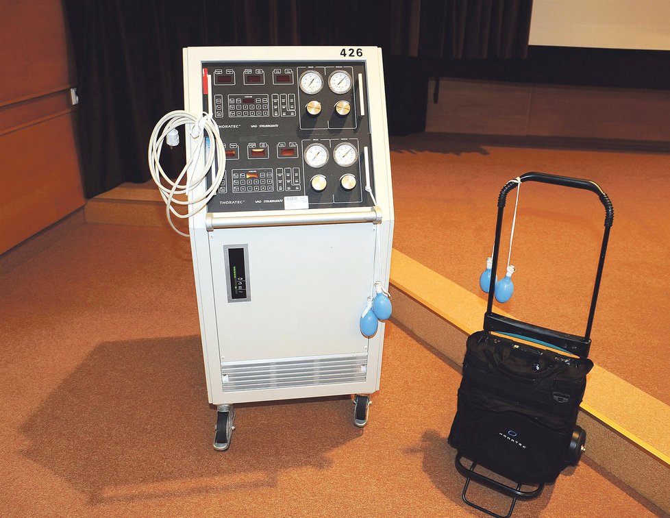 Původní přístroj (vlevo) měl 250 kg. Jeho moderní varianta (vpravo) by mohla pacientům zkvlitnit život.