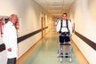 Jakub se po operaci cítil výborně. Kardiochirurg Jan Pirk ho doprovázel na procházkách po nemocnici.