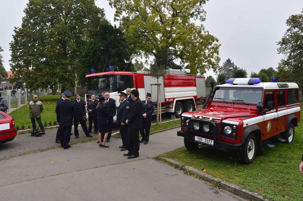 O pohřeb se postarali hasiči z Kralup nad Vltavou