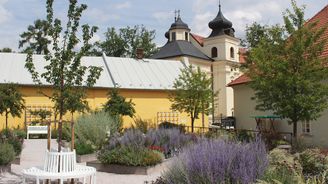 Zahrada plná bylin, muzeum cyklistiky a unikátní zvonkohra. To vše na jednom místě, vedle magického Kuksu