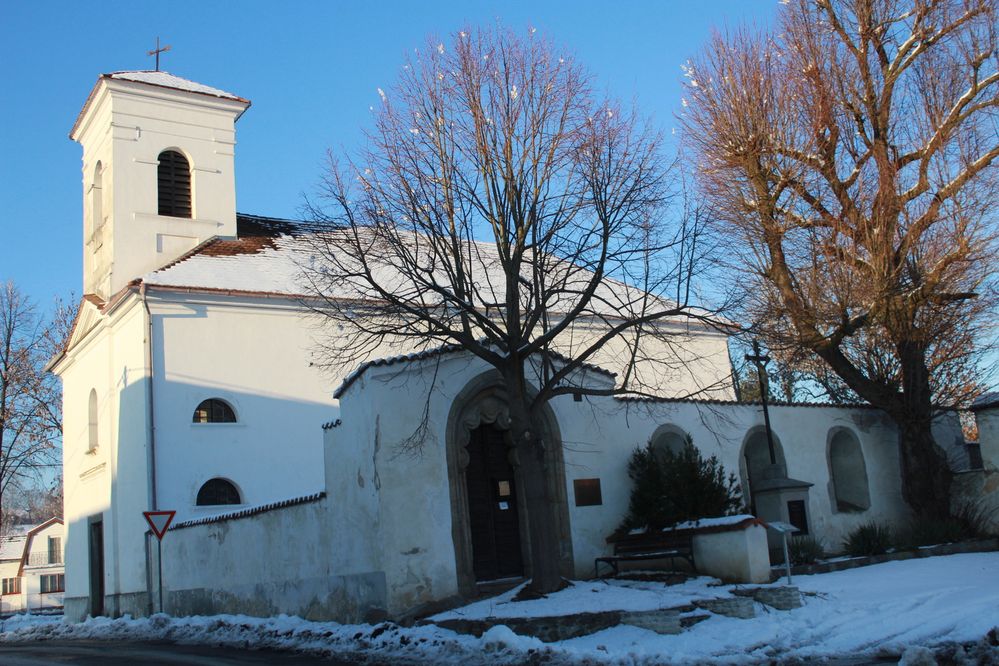 Ač nynější svatyně v obci působí dojmem kostela, v reálu se jedná o kapli zasvěcenou svaté Markétě