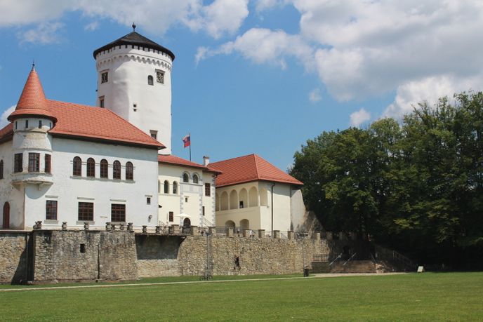 Oficiálně je Budatín veden jako hrad, často ale bývá označován za zámek