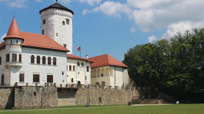 Oficiálně je Budatín veden jako hrad, často ale bývá označován za zámek