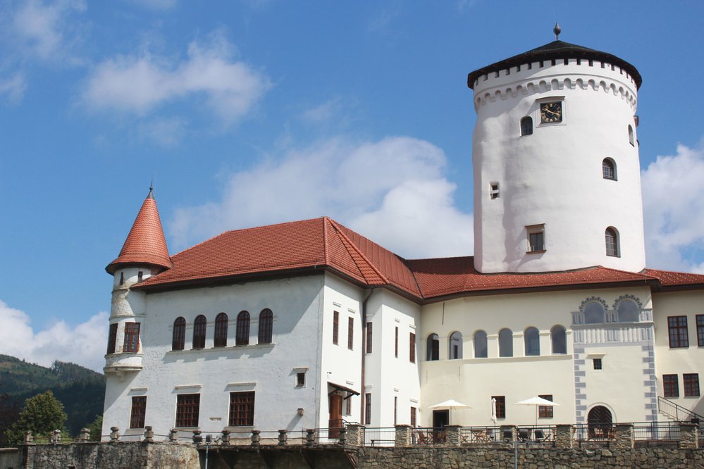 Budatín byl původně vodní hrad s obrannou věží, která měla zdržet tatarské vpády