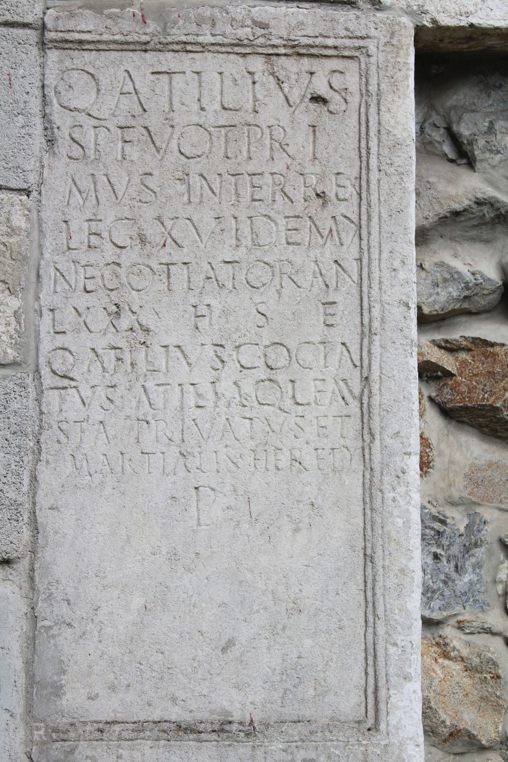 O dataci náhrobku rozhodla příslušnost zesnulého k XV. legii. Ta byla soustředěna v blízkém Carnuntu mezi roky 14 až 62, a pak zhruba před lety116 až 119. V Boldogu pohřbený Quintus u ní složil nejpravděpodobněji při druhém pobytu legie.