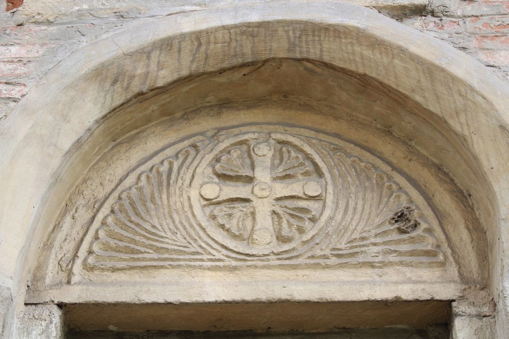 Románská i gotická výzdoba kostela ukazuje zručnou kamenickou práci