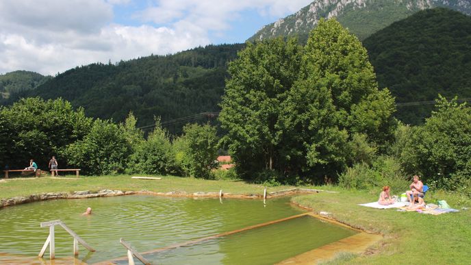 Od jezírka je krásný pohled na nejvyšší partie Šípské Fatry se špicí Zadního Šípu