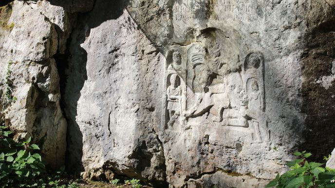 Oltáře mithraistických svatyní často doplňují postavy dvou světlonošů Cauta a Cautopata. První z nich obvykle třímá pochodeň zvednutou vzhůru k obloze, druhý ji má naopak sklopenou dolů k zemi. Tu jsou bez pochodní.