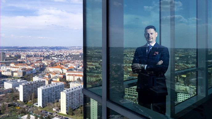 „Není výjimkou, že i ve státních organizacích může absolvent dostat nástupní plat šedesát až sedmdesát tisíc korun, k tomu šest týdnů dovolené a řadu dalších benefitů,“ říká Jakub Hollmann z advokátní kanceláře Portos. „Není výjimkou, že i ve státních organizacích může absolvent dostat nástupní plat šedesát až sedmdesát tisíc korun, k tomu šest týdnů dovolené a řadu dalších benefitů,“ říká Jakub Hollmann z advokátní kanceláře Portos.