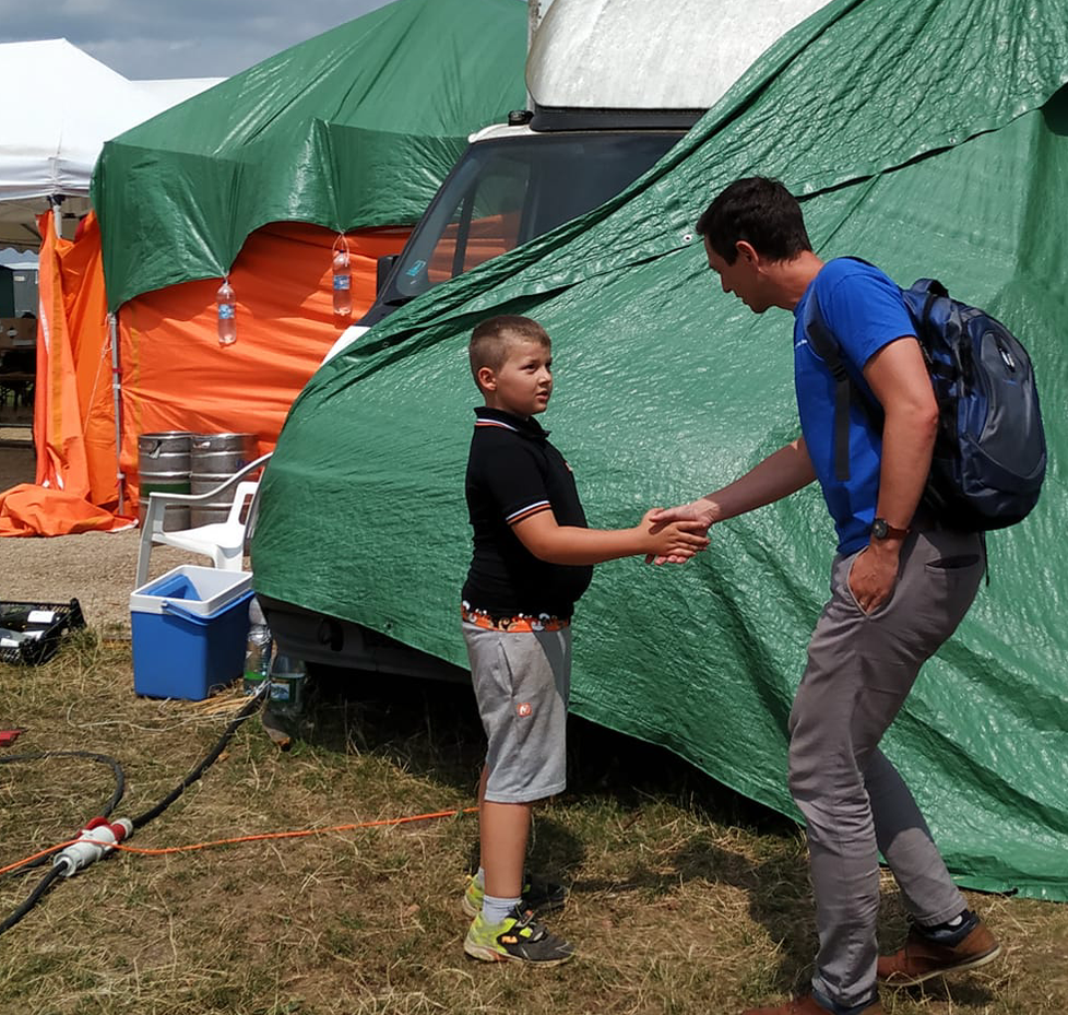 Kuba (8) rozváží v tornádem zpustošených Hruškách jídlo. Přišel mu poděkovat i hejtman Jan Grolich.