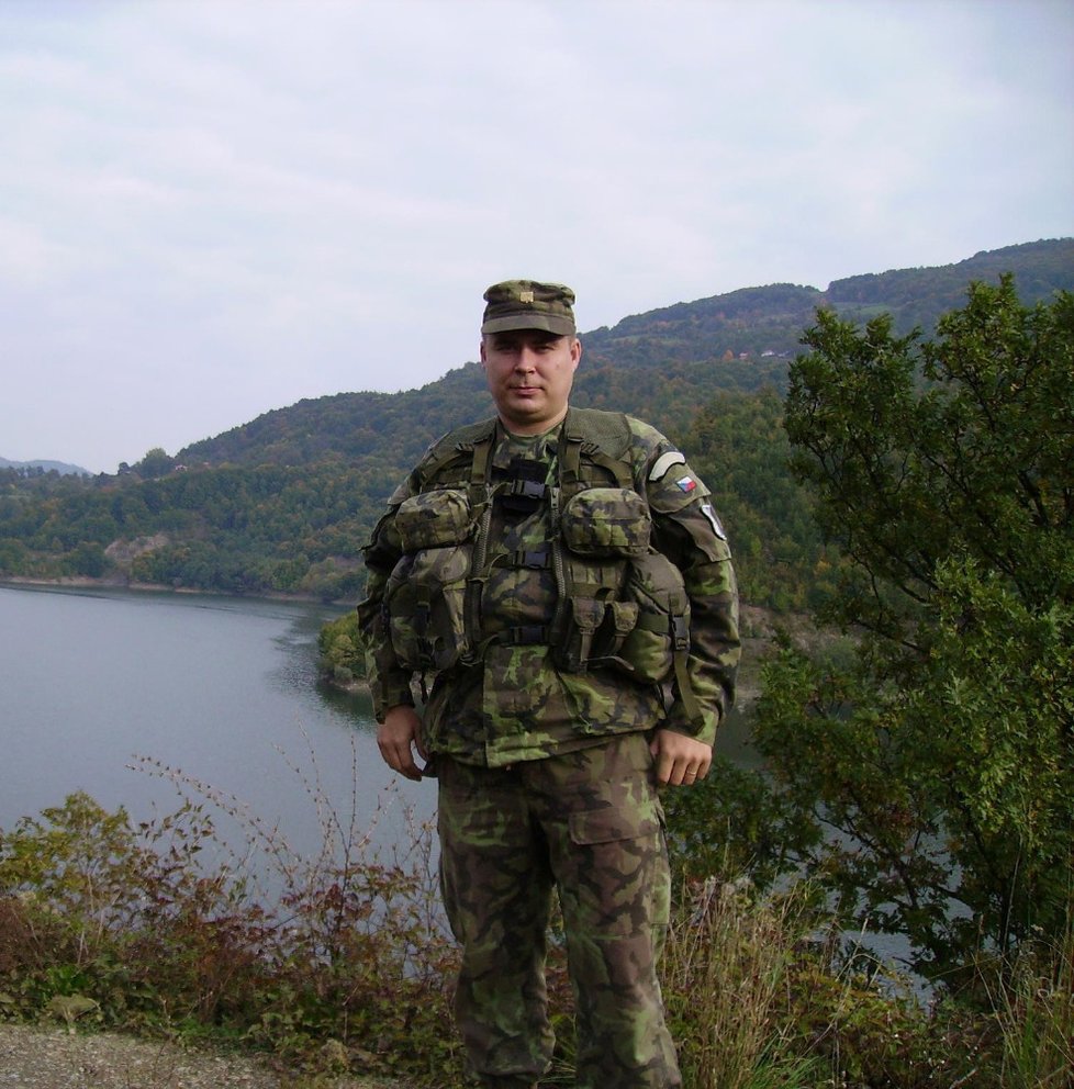Tatínek Tomáš Jelínek je válečný veterán se zkušenostmi ze zahraničí.