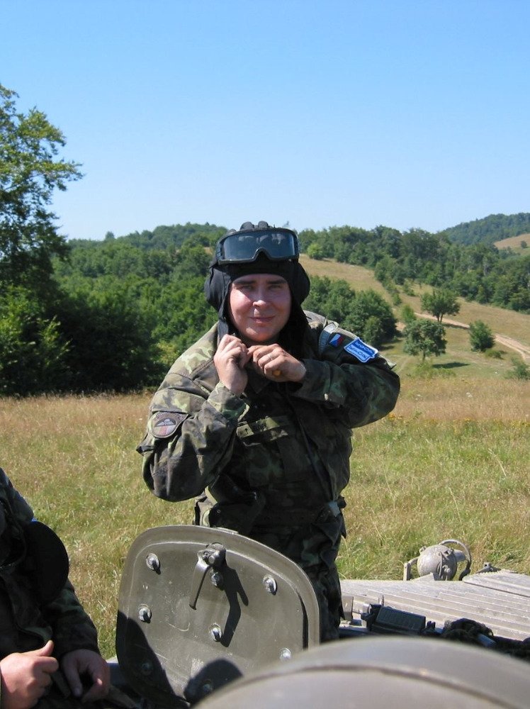 Tatínek Tomáš Jelínek je válečný veterán se zkušenostmi ze zahraničí.