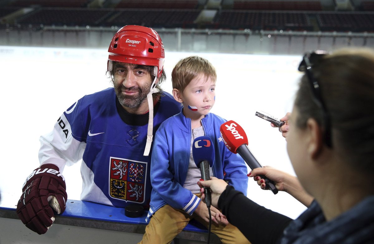 Se školákem Adamem Seidlem natočil upoutávky pro hokejový šampionát v Praze. 