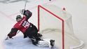 Zákrok brankáře Jakuba Kováře