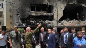 Ministr zahraničí Jakub Kulhánek (ČSSD) vyrazil do Izraele, zamířil přitom i na místo dopadu jedné z raket Hamásu (20. 5. 2021).