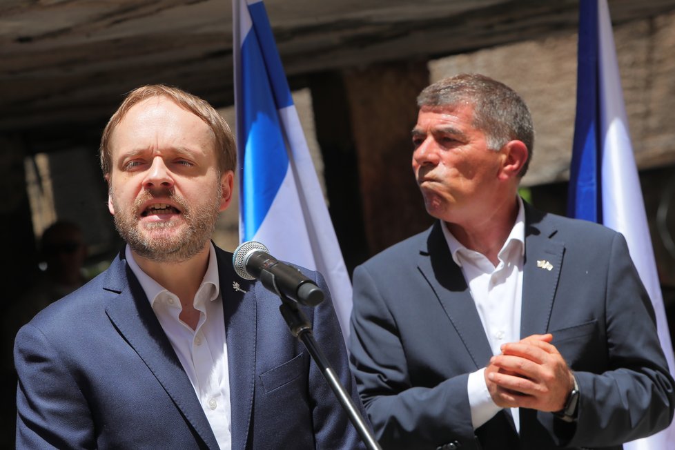 Ministr zahraničí Jakub Kulhánek (ČSSD) vyrazil do Izraele, zamířil přitom i na místo dopadu jedné z raket Hamásu (20. 5. 2021).