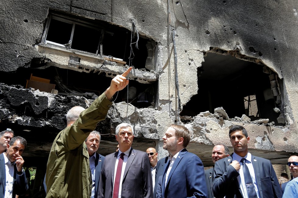 Ministr zahraničí Jakub Kulhánek (ČSSD) v Izraeli zamířil na místo dopadu jedné z raket Palestinců (20.5.2021)