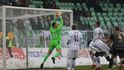 Brankář Karviné Jakub Lapeš sbírá centr