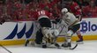 Jakub Lauko umí být pořádný tvrďák, kdy se v NHL už několikrát popral. Nyní schytal ránu pukem do oka, i přesto se dobelhal na střídačku po svých. Jakub Lauko umí být pořádný tvrďák, kdy se v NHL už několikrát popral. Nyní schytal ránu pukem do oka, i přesto se dobelhal na střídačku po svých.