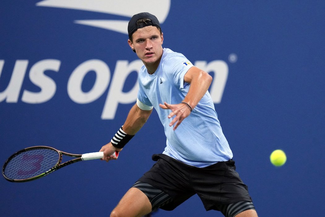 Čerstvě osmnáctiletý Jakub Menšík prohrál ve 3. kole US Open 0:3 na sety s Taylorem Fritzem