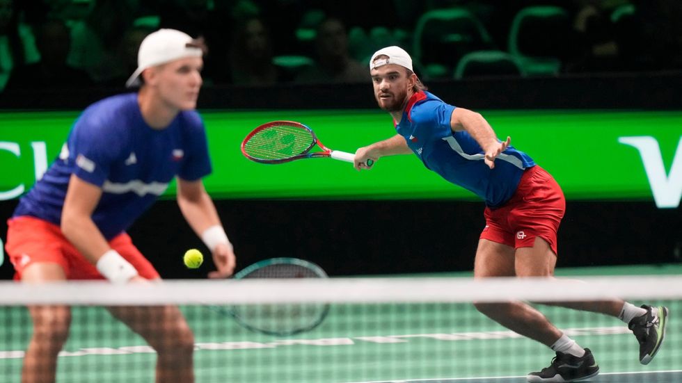 Český pár Jakub Menšík, Tomáš Macháč bojují ve čtyřhře o rozhodující bod