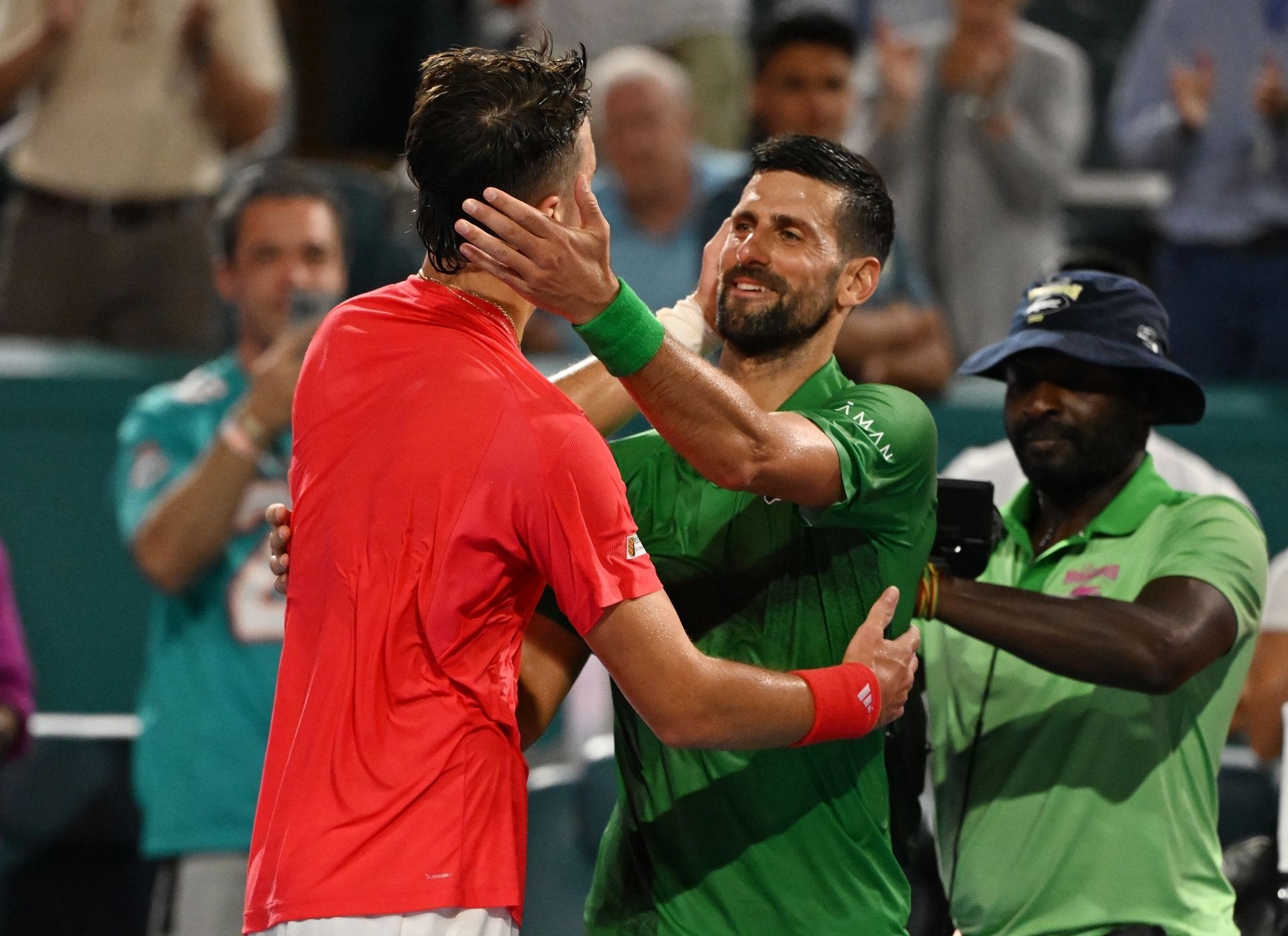 Slavný Djokovič přemožitele chválil. Slavný Djokovič přemožitele chválil.