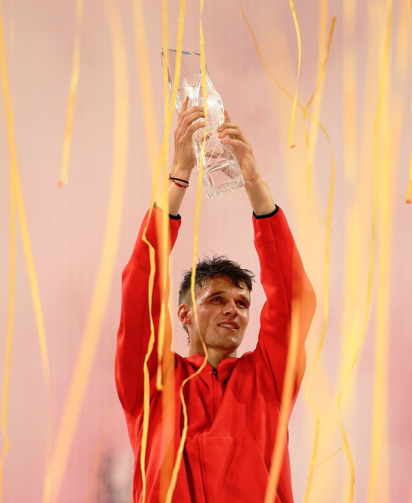 Zlatý déšť z konfet pokropil Jakuba Menšíka, který třímá trofej od sklářů z Nového Boru. Zlatý déšť z konfet pokropil Jakuba Menšíka, který třímá trofej od sklářů z Nového Boru.