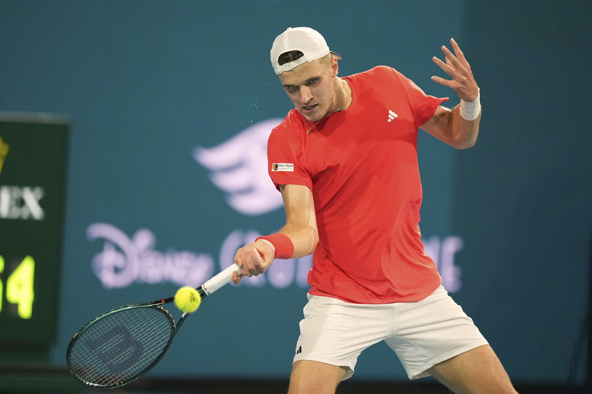 Jakub Menšík má cizokrajnou přítelkyni. Jakub Menšík má cizokrajnou přítelkyni.