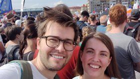 Jakub Michálek (Piráti) s přítelkyní Michaelou Krausovou během protestu na Letné