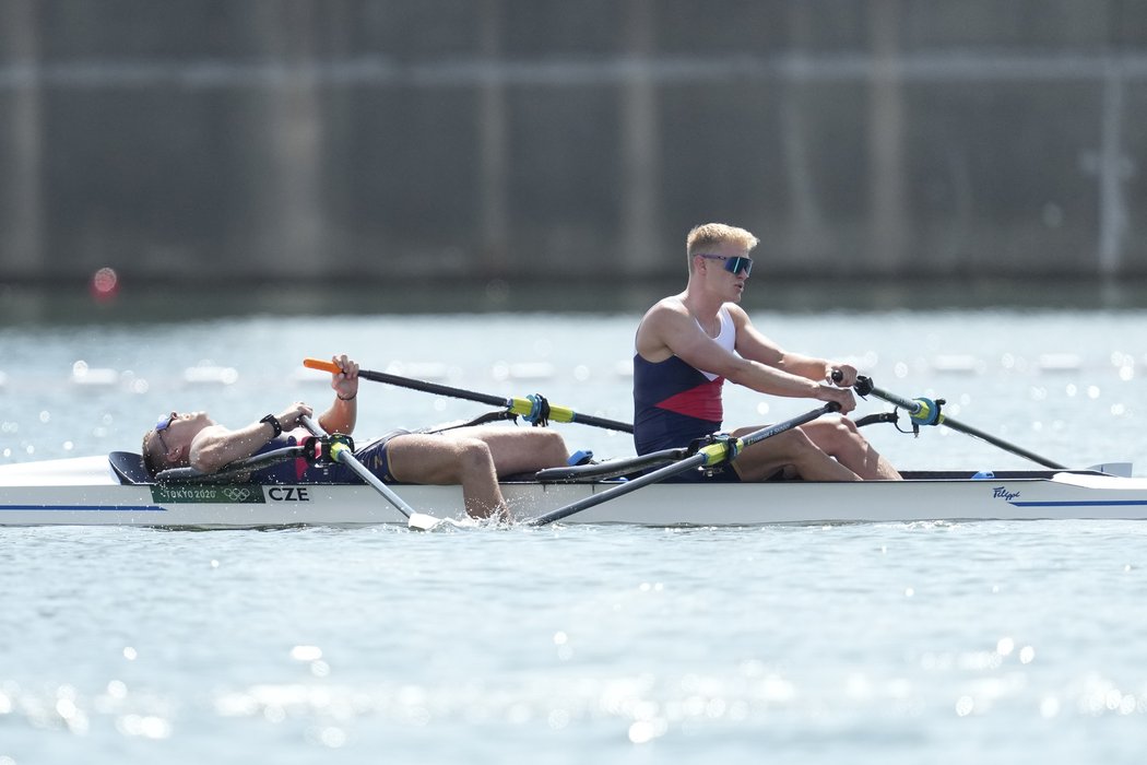 Jakub Podrazil (vlevo) s Janem Cincibuchem skončili na olympijské regatě v Toku na třináctém místě