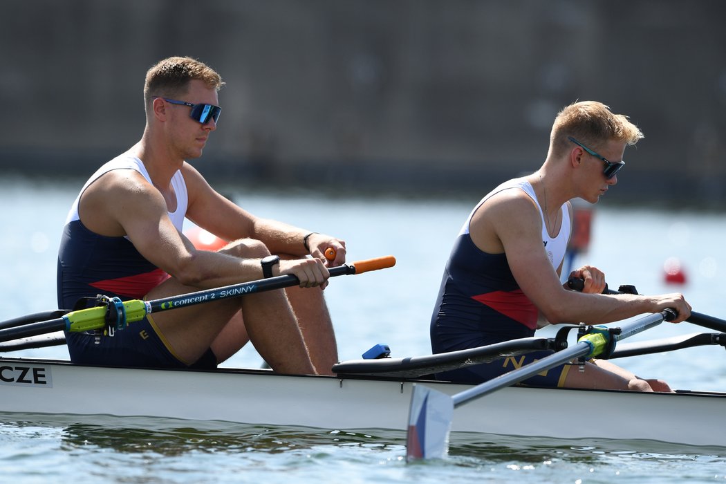 Jakub Podrazil (vlevo) s Janem Cincibuchem skončili na olympijské regatě v Toku na třináctém místě