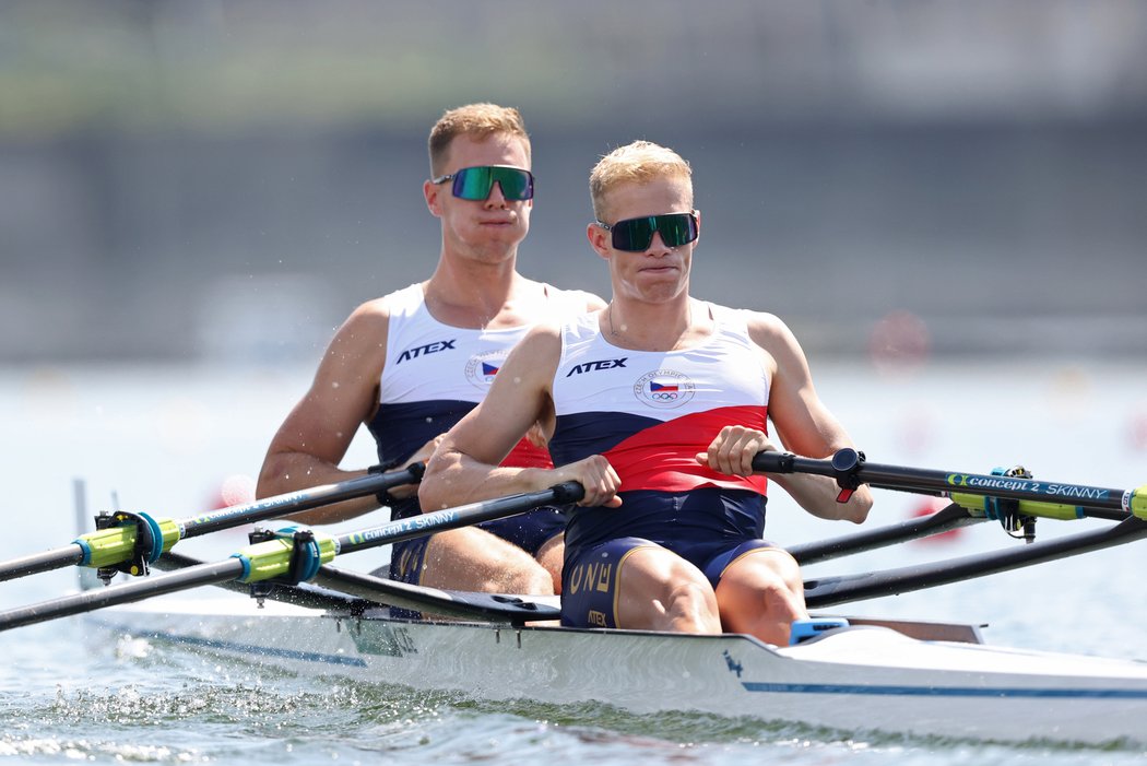 Jakub Podrazil (vlevo) s Janem Cincibuchem skončili na olympijské regatě v Toku na třináctém místě