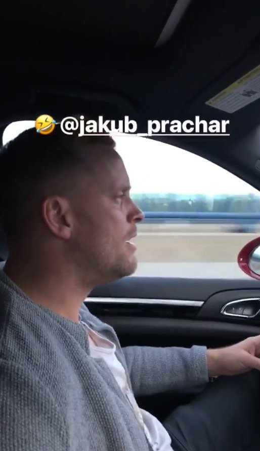 Jakub Prachař si zpívá v autě