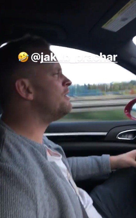 Jakub Prachař si zpívá v autě.