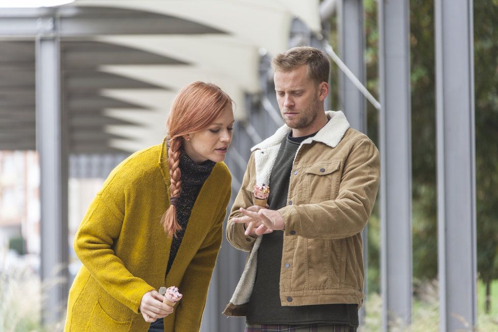 V romantické komedii se Jakub Prachař zamiloval do Ester Geislerové.