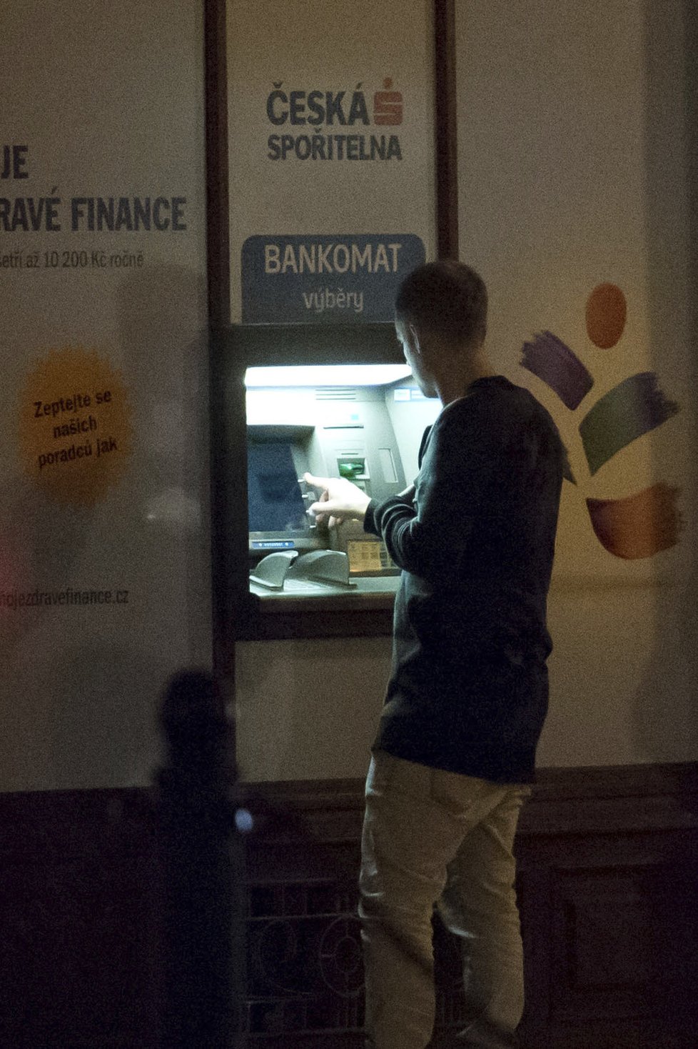 Došly mu peníze, zašel k bankomatu, kde měl problém vyťukat PIN. Trvalo mu to dvacet minut.