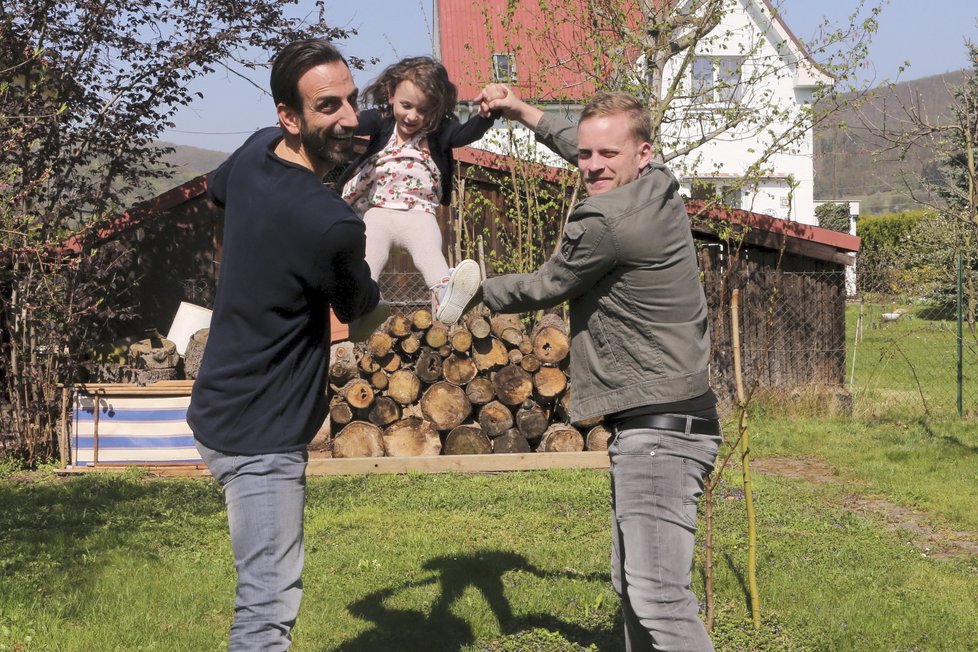 Jakub Prachař a Petr Vaněk v seriálu Tátové na tahu vychovávají společně holčičku.