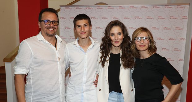Sara Sandeva s rodinou: Zleva tatínek Antonio, bratr Teo, Sara a maminka Slobodanka