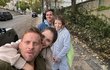 Jakub Prachař se Sarou Sandevou a influencerkou ShopaholicAdel. Jakub Prachař se Sarou Sandevou a influencerkou ShopaholicAdel.