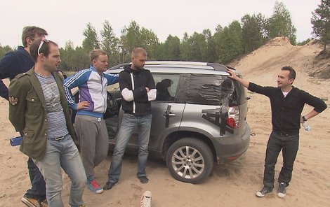 Basák Jakub Antl (vpravo) při záchraně zapadlého Jakuba Prachaře naboural zadkem auta strom!
