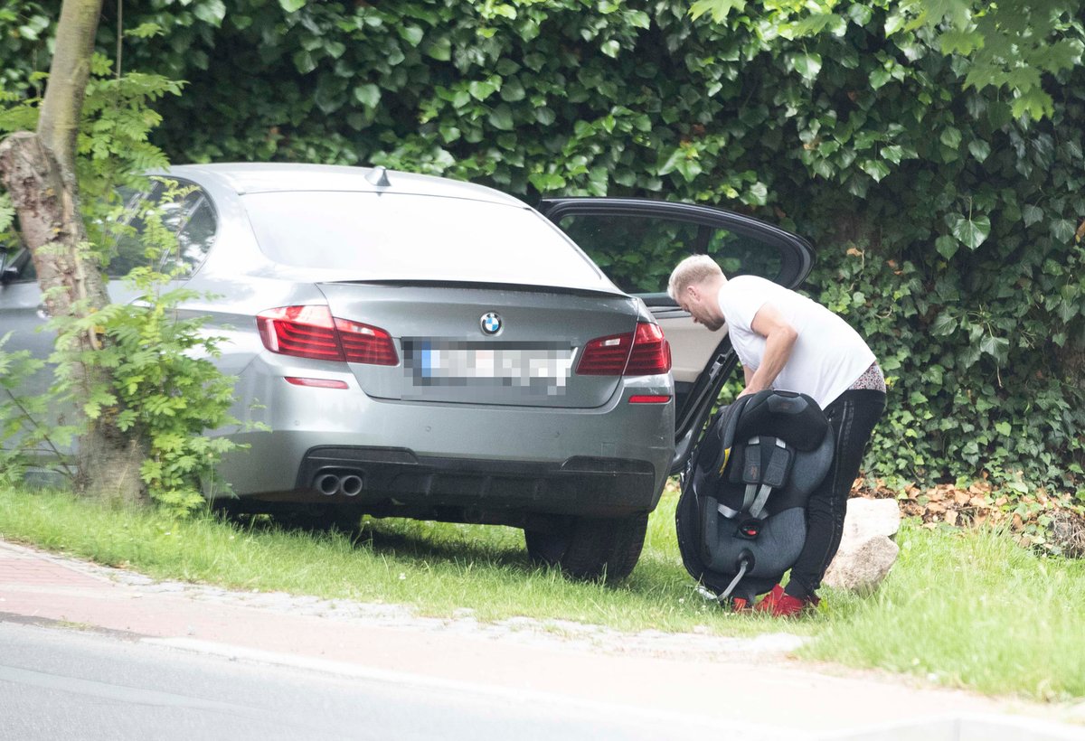 Jakub Prachař našel po rozchodu s modelkou Denisou Dvořákovou azyl v Kolodějích u mámy Dany Batulkové. S autosedačkou dcery Mii vyrazil pryč.