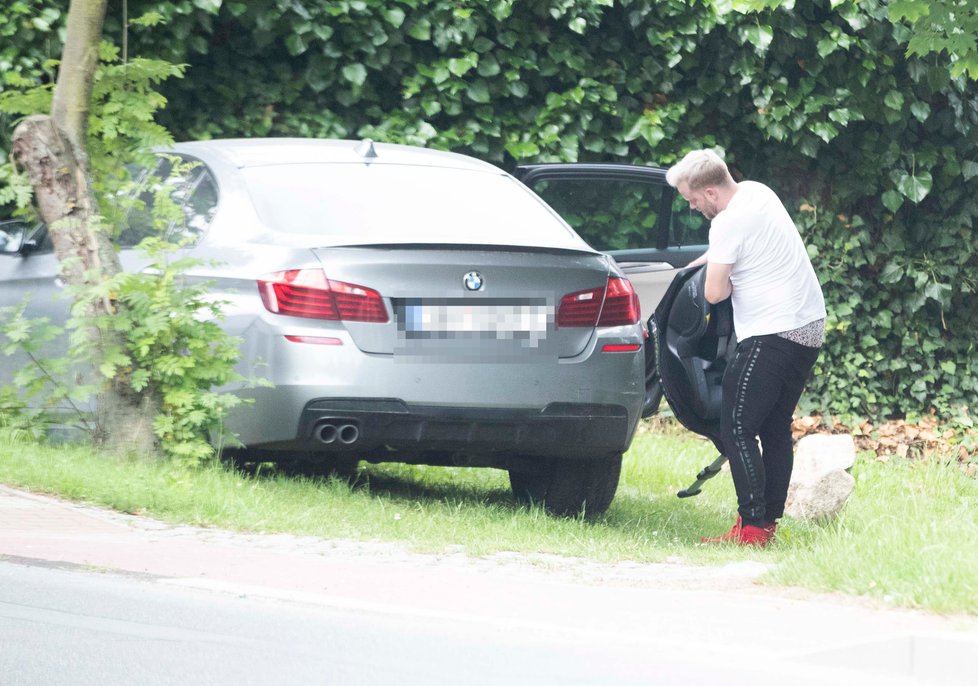 Jakub Prachař našel po rozchodu s modelkou Denisou Dvořákovou azyl v Kolodějích u mámy Dany Batulkové. S autosedačkou dcery Mii vyrazil pryč.