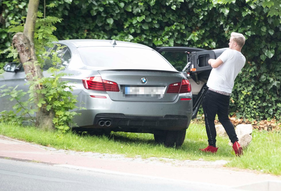 Jakub Prachař našel po rozchodu s modelkou Denisou Dvořákovou azyl v Kolodějích u mámy Dany Batulkové. S autosedačkou dcery Mii vyrazil pryč.