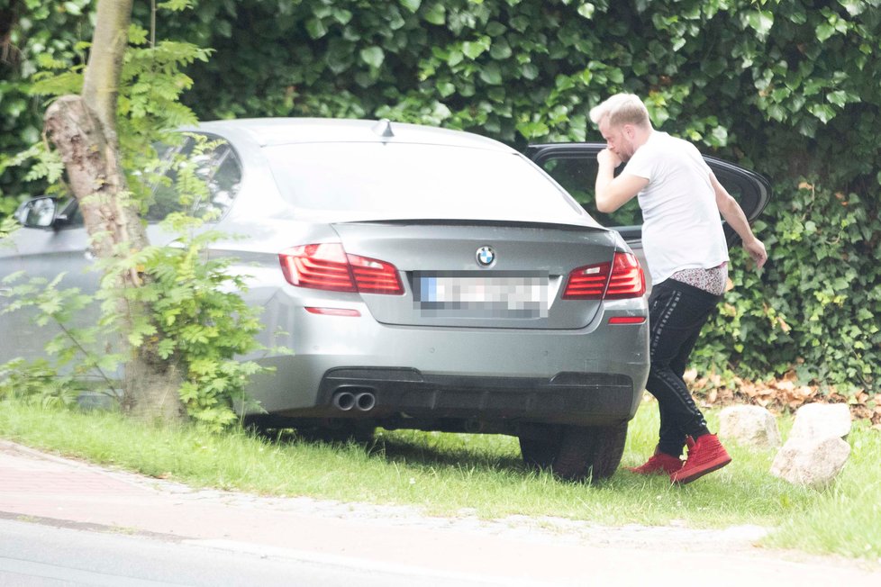 Jakub Prachař našel po rozchodu s modelkou Denisou Dvořákovou azyl v Kolodějích u mámy Dany Batulkové. S autosedačkou dcery Mii vyrazil pryč.