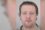 Jakub Smolík nenastoupil za terorizování svých nájemníků do vězení, soudkyně na něj vydala zatykač.