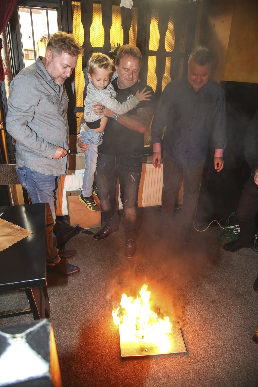 Jakub Smolík křtil desku tak, že ji zapálil.